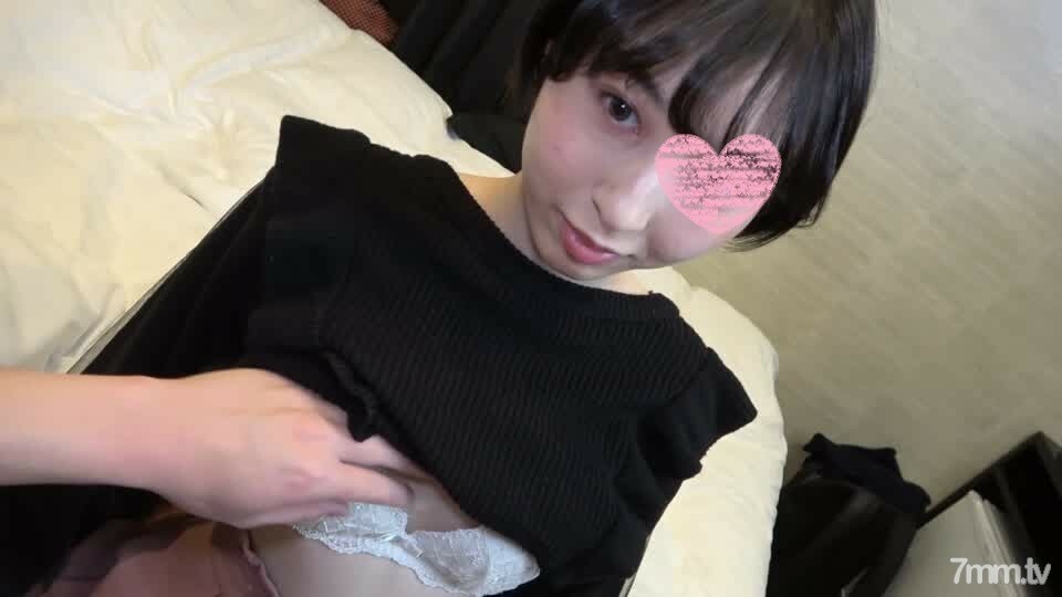 在父母的花店打工的18岁美少女。享受尚未知道污垢的美白美丽乳房的天真身体。他的脸被大量的精液染红，他有生以来第一次受洗。