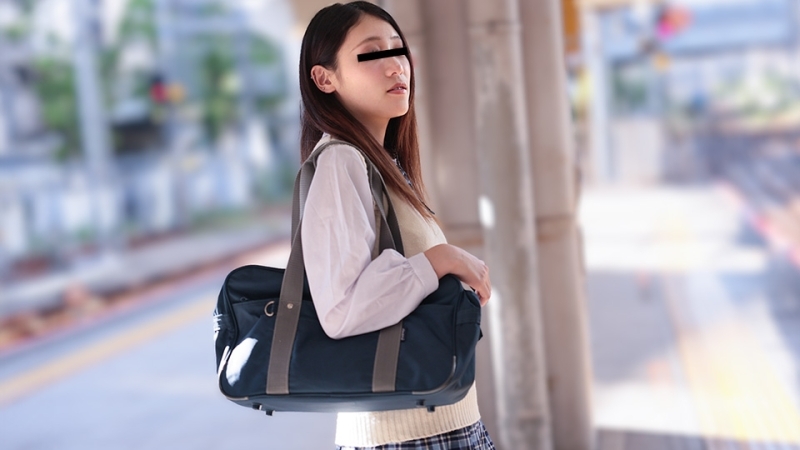 在火车上恶作剧穿制服的女孩