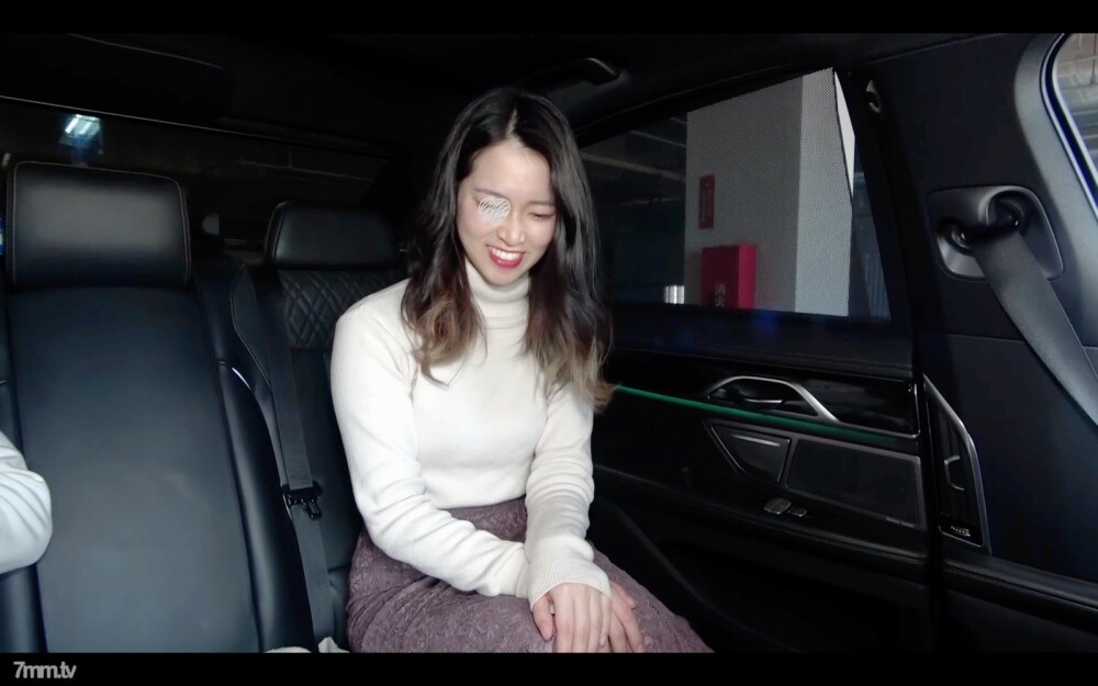 【人妻车内事件】居然有这么漂亮的老婆！ ！！以压倒性的美感吸上老者的棒的口交，一眨眼就射精的FC2-PPV-2812444