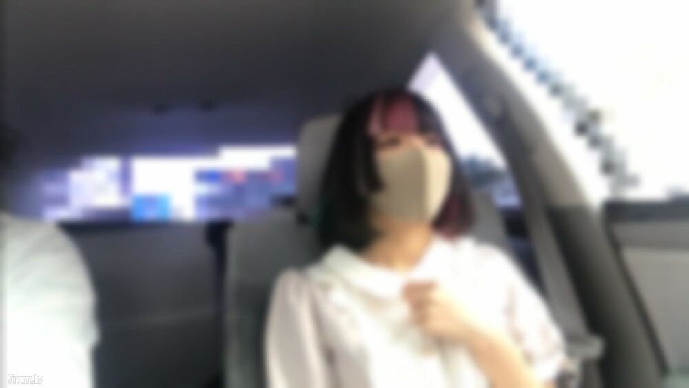 M-chan，一个可爱的挂色的咖啡厅店员[19岁] 一个吻和一个缠绕她的舌头的口交。