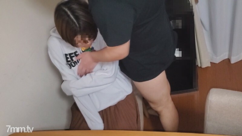 一个苗条的年轻妻子，用棍子和精液剥去她白皙的眼睛。替身负重债的丈夫侵犯的幸福宫