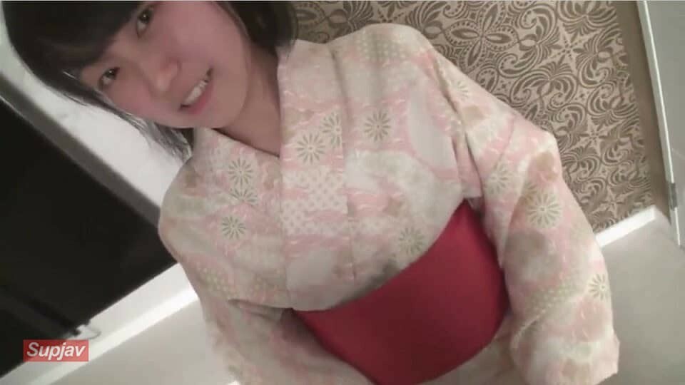 穿著浴衣的有教养的女孩热爱性，并喝掉所有微笑著射出的精液。