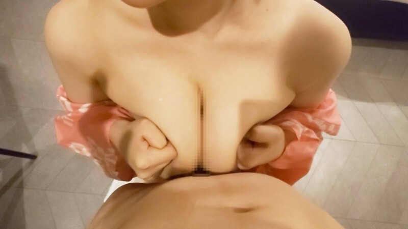 我帮她按摩乳房，还穿著浴衣给她站著乳交
