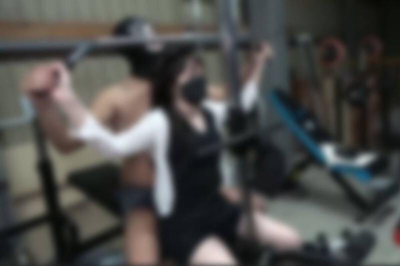 *首版仅限一枚硬币* [未经审查] 变态执行长的欲望是无法停止的。一位苗条美丽的已婚妇女在他令人印象深刻的训练室里受到刺激。