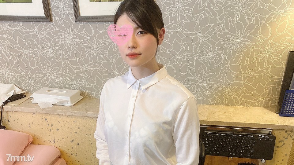 名牌大学毕业生保健室的美女老师。大量阴道射精在大阴部出汗性行为释放欲望和大量面部射精在黑色眼镜中，厚厚的口交和穿著白色外套的淋浴性爱