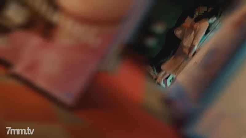 [个人] 在一个机器里，人们接近，在城市里找到一个高挑、苗条、美丽的妻子。 ..脸红了，感受著却又拒绝，又是洪水，一边驱散了那只手。