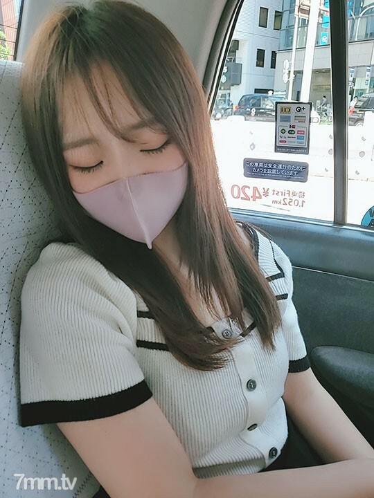 【收藏作品/流出】皮肤白皙敏感度不错的后辈女友。一边听著男朋友的抱怨，一边让他○带他到房间射精。