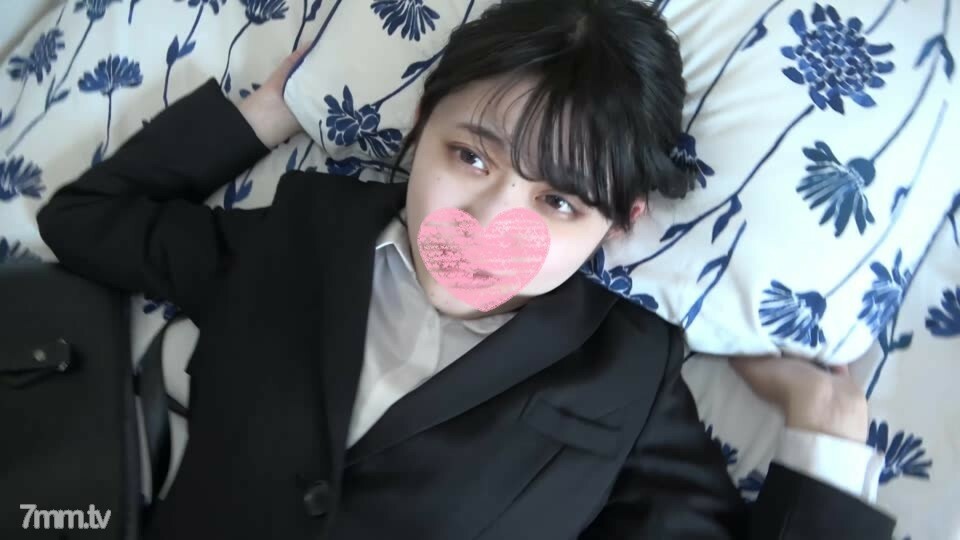 Yumi-chan，当地新闻主播的偶像级美少女。生松鼠穿著不熟悉的招聘服而痛苦不堪。从一个小阴户中射出大量喷出和两个大量阴道暨。