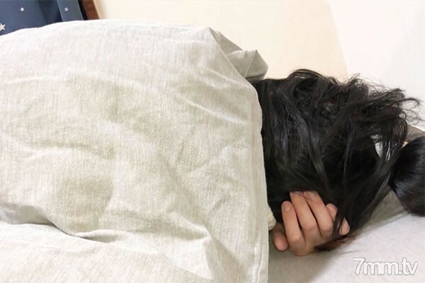 3P首发！ ！！ [私拍，未经审查] 我犯了一个睡得很香的朋友的妹妹。住在朋友家死的时候，看到朋友逛街，把姐姐给肉手淫搞定了！ ！！ ！！