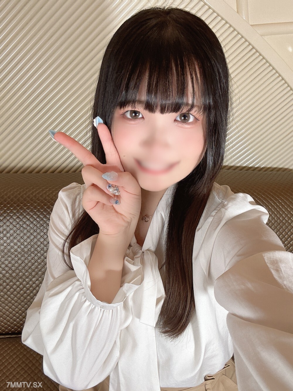 * JD kon-chan今年18岁，拥有美丽的胸部，并且性欲旺盛。