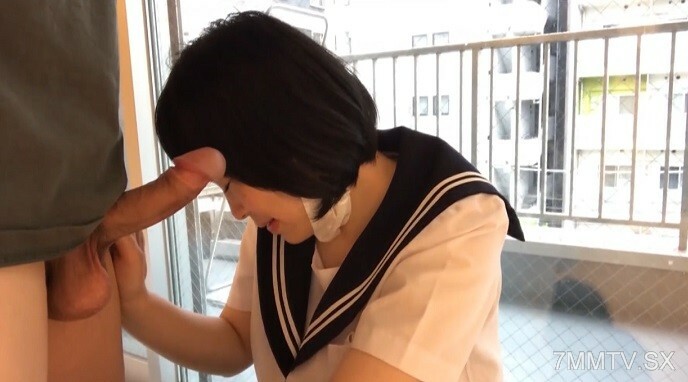 一个年轻女子的中出，手和衣服都很深入，而且年龄也很大