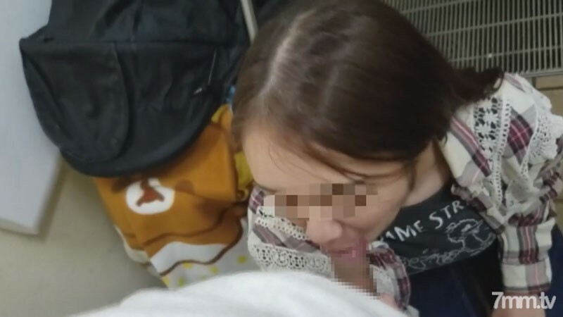 刚生完孩子【个人】我儿子就在我旁边..在公厕里沾满了爱的汁液。我把它留给我的丈夫，然后把它倒进我妻子的子宫里，她在酒店吞噬了快乐，并寻求另一根棍子作为本能。