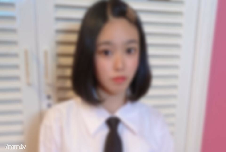 一个睡在网吧里的女孩。受不了公公的一跃而孤单绝望离家出走的少女。舔未完成的身体和大量的阴道暨射在未成熟的阴部。