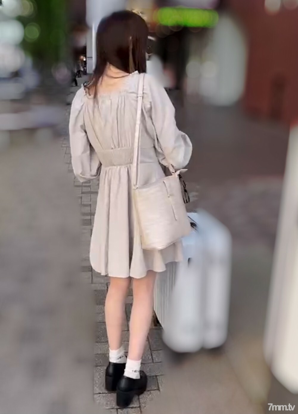 AK◯系列黑发纤细美少女降临！ ！！感觉不干净的地下偶像[第一次合体+第一次中]老年人兴奋，可爱也比平时用坚硬的活塞拉扯下垂到臀部的精子w FC2-PPV-2884101