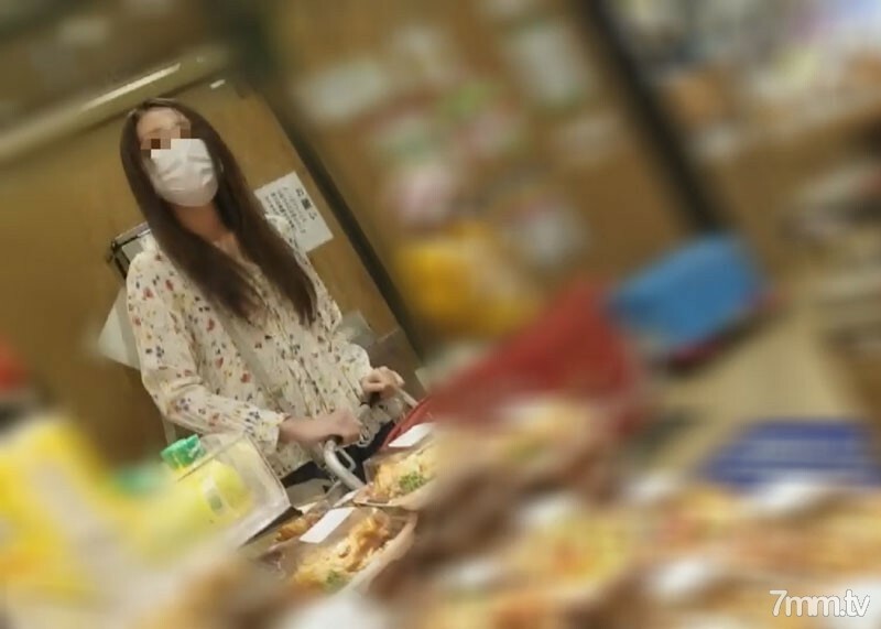 第二次访问【个人】逛完后在家拜访了老婆的美容女巫。丈夫回家前，用别人的一根棍子把别人的汁液吸进阴道后部的子宫里，就受孕了。