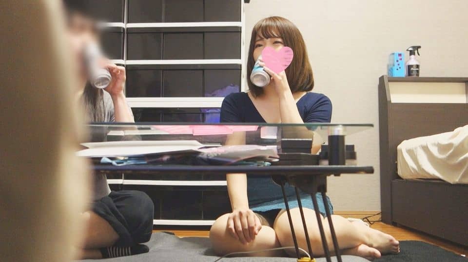 偷看女人在家喝酒的说说！胖胖的松散女孩不满男友冷漠，欲望爆发！从她丰满的大腿中露出的内裤镜头太色情了！现在我只想和这样的女孩发生性关系...