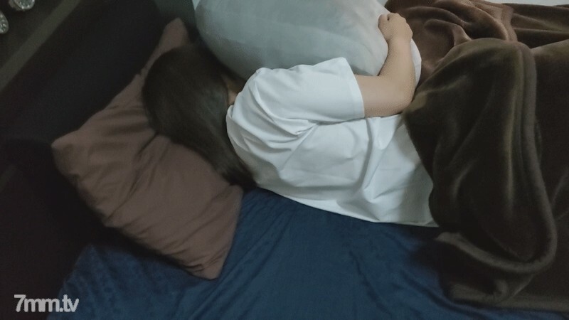 # 明天删了 看F罩杯书呆子的睡姿很兴奋，还射了阴道射精