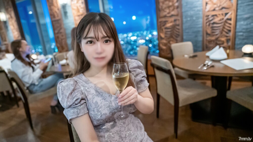 第一次拍摄/出场！ ！！电影风格！ [未经审查] 数量有限！挂著Hcup的迷人身材，抑制不住性欲！ ！！被夹在H奶和服务他妈的之间后，阴道射精两次！ ！！