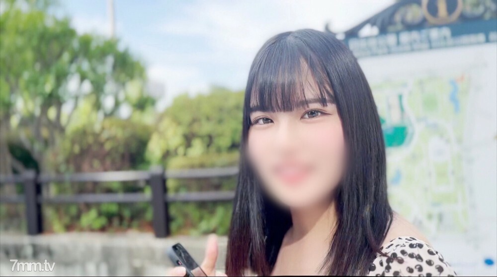 “初次拍摄”“全貌”纯真的学校黑发女大学生！我对在镜头前感到尴尬的样子感到非常兴奋！最后的激烈活塞是大量的阴道射精！
