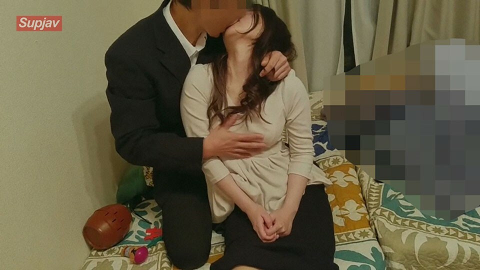 [个人] 试图逃跑的美丽年轻妻子被陌生人的两根棍子强奸并绝望地中出