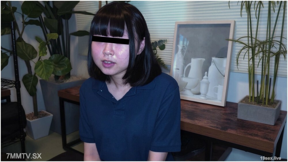 脸前胸前有一位黑发美女的彗星。
