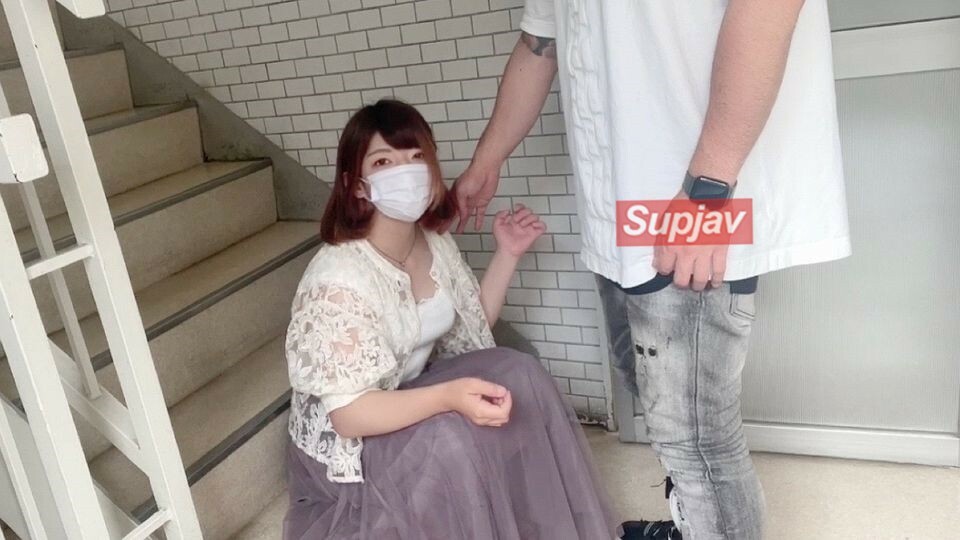 我坚持让同事的妻子给我口交，“只是口交”，然后强迫她脱掉裤子并插入我www [是]