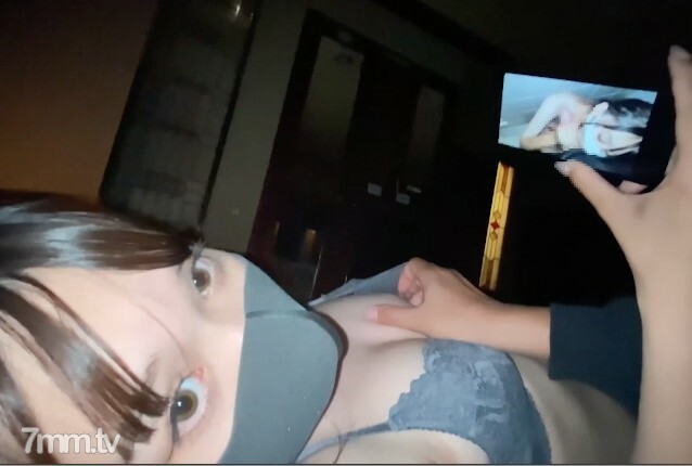 有男朋友的玛丽亚。我让他在我男朋友面前和我一起播放作弊视频时采取了奇闻趣事。 FC2-PPV-2857224