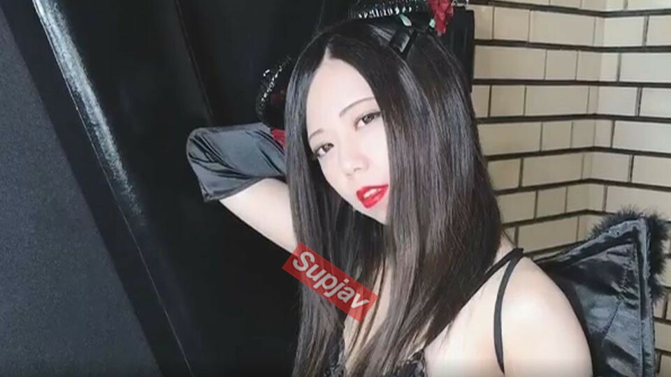 “如果你射精了，我就惩罚你哈哈”魅魔少女硬性荡妇打手枪的10分钟耐力挑战！一个施虐狂的美少女，用脏话、口交、打手枪无情地攻击早泄摄影师。