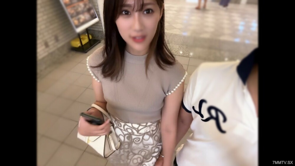 一个温暖又温柔的小女人。 *开会时，我用了振动器，阴部的汁液滴在我的面前，我射精了！然而，我是一个年老体衰的女人，却因射精在体内而受到惩罚！