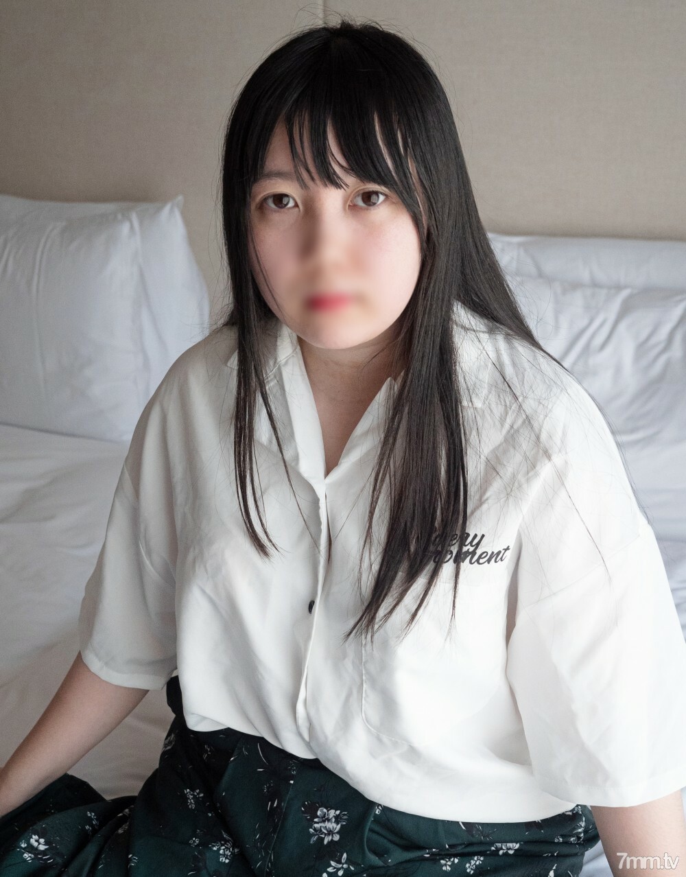 [未经审查] 棉花糖女大学生，E罩杯魅力十足。柔软，皮肤白皙的身体，握起来非常舒适。当相机对准我时，我一直都很紧张......未经授权的阴道射精的真实 POV 被讨厌