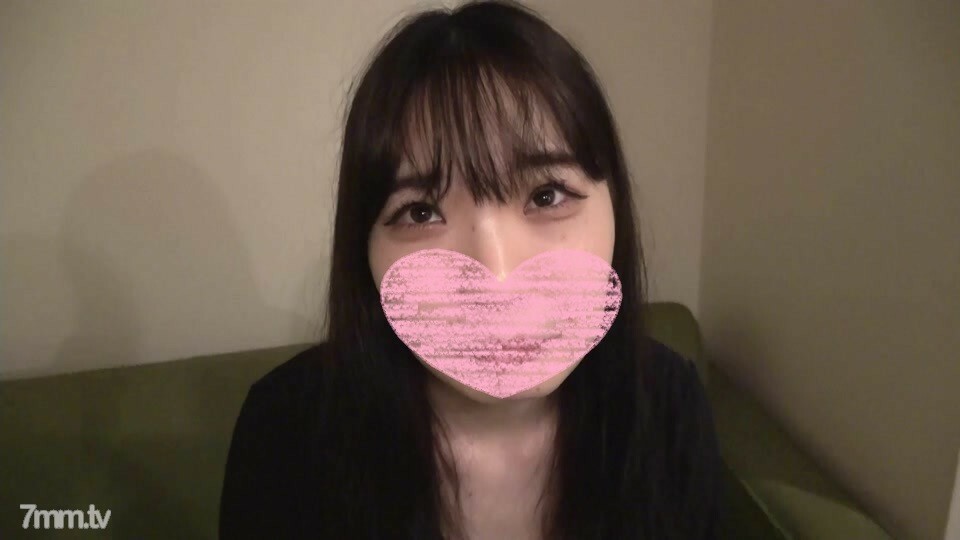 我在街角的接送酒吧遇到了一位 21 岁的白皙美容师。首次 SEX 机枪发射！