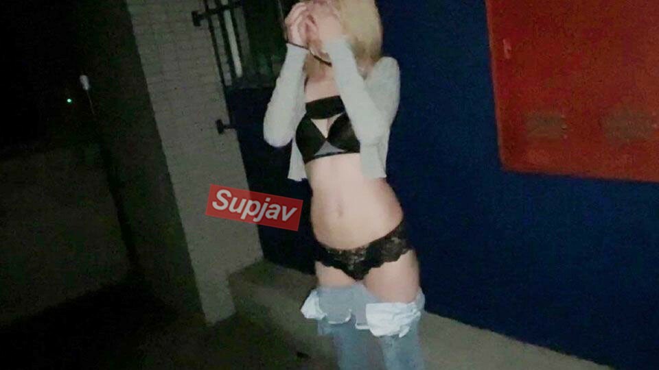 <<震惊>>他答应带她回家，条件是只给她口交，但他却把她带到了一个多租户大楼的后面，并强迫她进入他的身体，哈哈[是的]
